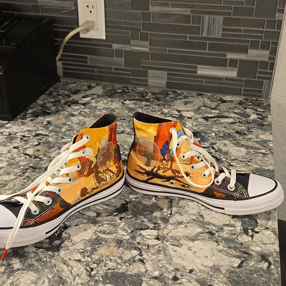 Rare Looney Tunes high top Converse - Picture 14 of 15